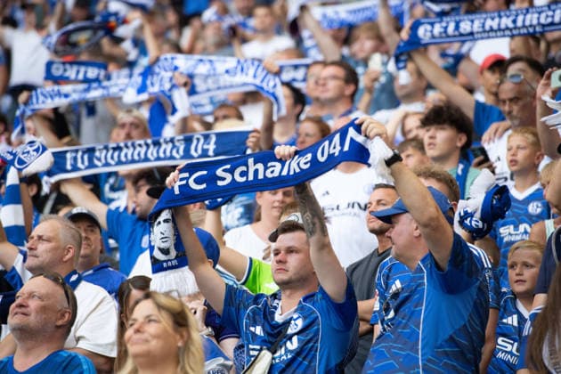 Fans von FC Schalke 04 mit ihren Schals, Feature, Randmotiv, Symbolfoto, Fussball Freundschaftsspiel FC Schalke 04 - Atalanta Bergamo 0-3 am 08.08.2026 in der Veltins-Arena Gelsenkirchen Deutschland. DFL regulations prohibit any use of photographs as image sequences and or quasi-video Â