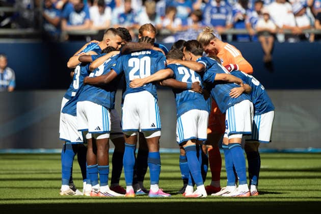 FC Schalke 04 Mannschaftskreis, Motivation, Verschwoerung, Fussball Freundschaftsspiel FC Schalke 04 - Atalanta Bergamo 0-3 am 08.08.2026 in der Veltins-Arena Gelsenkirchen Deutschland. DFL regulations prohibit any use of photographs as image sequences and or quasi-video Â