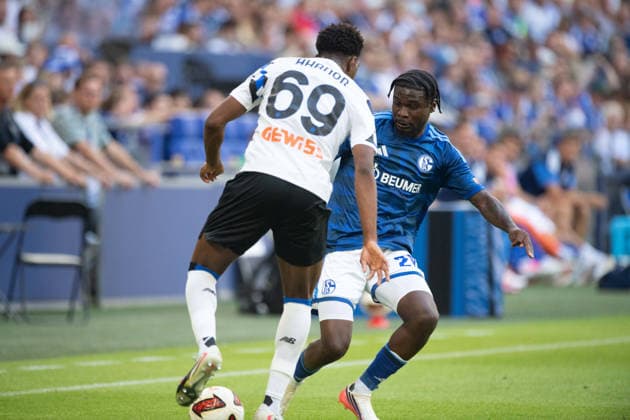 Junior DINA EBIMBE (GE) gegen Homest AHANOR (AB) Aktion, Zweikampf, Fussball Freundschaftsspiel FC Schalke 04 - Atalanta Bergamo 0-3 am 08.08.2026 in der Veltins-Arena Gelsenkirchen Deutschland. DFL regulations prohibit any use of photographs as image sequences and or quasi-video Â