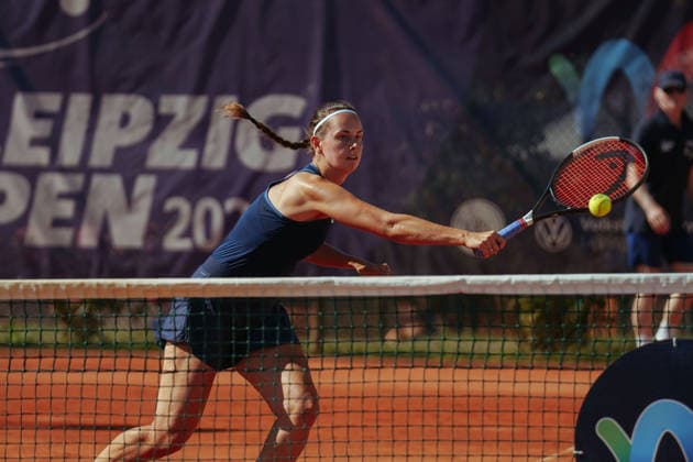 Leipzig Open 2026 - W75 Leipzig - Finale: Aneta Kucmova (CZE) Aneta Laboutkova (CZE) - Rasheeda McAdoo (USA) Sapfo Sakellaridi (GRE) Aneta Kucmova (CZE) spielt einen Rückhandvolley am 08.08.2026 im Leipziger Tennisclub 1990 e.V., Leipzig (Sachsen) Leipzig Leipziger Tennisclub 1990 e.V. Sachsen Deutschland