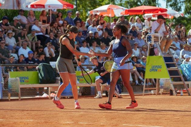 Leipzig Open 2026 - W75 Leipzig - Finale: Aneta Kucmova (CZE) Aneta Laboutkova (CZE) - Rasheeda McAdoo (USA) Sapfo Sakellaridi (GRE) Sapfo Sakellaridi (GRE) und Rasheeda McAdoo (USA) klatschen ab am 08.08.2026 im Leipziger Tennisclub 1990 e.V., Leipzig (Sachsen) Leipzig Leipziger Tennisclub 1990 e.V. Sachsen Deutschland