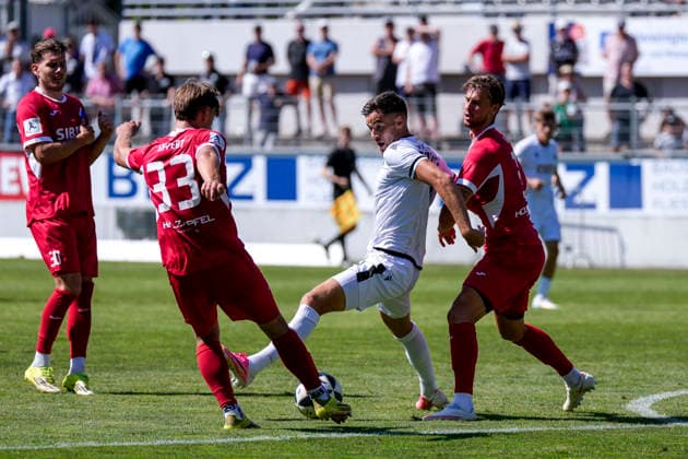 v.li.: Jahn Herrmann (Steinbach, 30), Max Lippert (Steinbach, 33), David Mamutovic (SVS, 7), Nick Galle (Steinbach, 3), Zweikampf, Spielszene, Duell, duel, tackle, tackling, Dynamik, Action, Aktion, 08.08.2026, Sandhausen (Deutschland), Fussball, Regionalliga Südwest, SV Sandhausen - TSV Steinbach Haiger