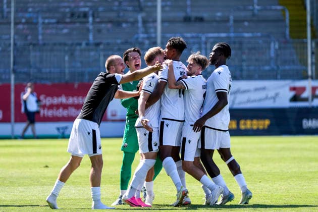 Spieler vom SV Sandhausen (SVS), jubeln über das späte Tor zum 2:2-Ausgleich in der Nachspielzeit, Jubel, Torjubel, Torerfolg, celebrate the goal, goal, celebration, jubelt ueber das Tor, Freuen, Freude, freut sich, optimistisch, positiv, Spielszene, Highlight, Action, Aktion, 08.08.2026, Sandhausen (Deutschland), Fussball, Regionalliga Südwest, SV Sandhausen - TSV Steinbach Haiger