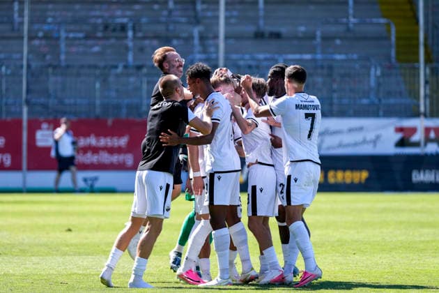 Spieler vom SV Sandhausen (SVS), jubeln über das späte Tor zum 2:2-Ausgleich in der Nachspielzeit, Jubel, Torjubel, Torerfolg, celebrate the goal, goal, celebration, jubelt ueber das Tor, Freuen, Freude, freut sich, optimistisch, positiv, Spielszene, Highlight, Action, Aktion, 08.08.2026, Sandhausen (Deutschland), Fussball, Regionalliga Südwest, SV Sandhausen - TSV Steinbach Haiger