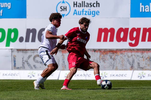 v.li.: Yanis Outman (SVS, 17), Serkan Firat (Steinbach, 11), Zweikampf, Spielszene, Duell, duel, tackle, tackling, Dynamik, Action, Aktion, 08.08.2026, Sandhausen (Deutschland), Fussball, Regionalliga Südwest, SV Sandhausen - TSV Steinbach Haiger