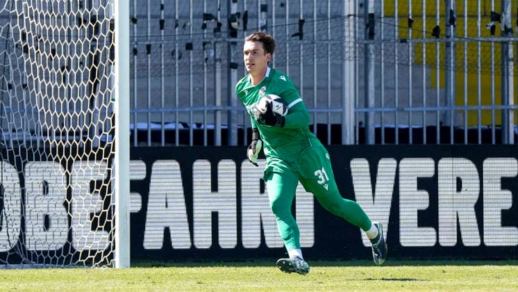 Lukas Schneller (Torwart, SVS, 31), am Ball, Freisteller, Ganzkörper, Einzelbild, Einzelfoto, Aktion, Action, 08.08.2026, Sandhausen (Deutschland), Fussball, Regionalliga Südwest, SV Sandhausen - TSV Steinbach Haiger