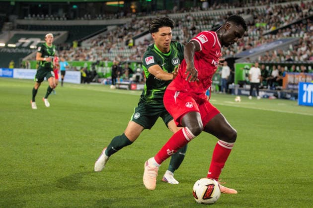 08.08.2026 Fußball Herren 2026 2027 2. Bundesliga 1. Spieltag VfL Wolfsburg - 1. FC Kaiserslautern Volkswagen Arena Wolfsburg Maxwell Gyamfi (Kaiserslautern, 4, rot) schirmt den Ball vor Kento Shiogai (Wolfsburg, 7, grün) ab. Wolfsburg Niedersachsen Deutschland