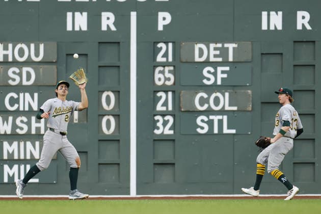 Sport Bilder des Tages #2 Athletics left fielder Tyler Soderstrom, left, makes a catch as Athletics center fielder Henry Bolte, right, looks on during the ninth inning against the Boston Red Sox at Fenway Park in Boston, Massachusetts on Saturday, August 8, 2026.  BOP2026080822 CJxGUNTHER