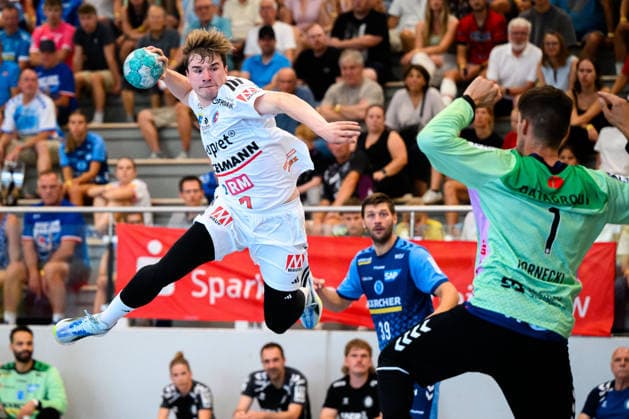 Altensteig: SCup - 26 27 - HC Erlangen - TVB Stuttgart Yannik Bialowas (HC Erlangen), Torhueter Mateusz Kornecki (Stuttbart) Altensteig Eichwaldhalle Baden-Württemberg Deutschland