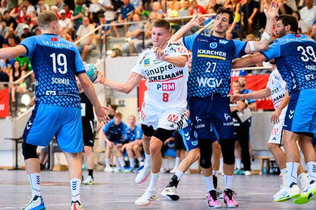 Altensteig: SCup - 26 27 - HC Erlangen - TVB Stuttgart v.li. Linus Schmid (Stuttgart), Sander Andreassen Overjordet (HC Erlangen), Philipp Meyer (Stuttgart) Altensteig Eichwaldhalle Baden-Württemberg Deutschland