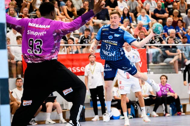 Altensteig: SCup - 26 27 - HC Erlangen - TVB Stuttgart v.li. Torhueter Rubens Pierre (HC Erlangen), Jakob Nigg (Stuttgart) Altensteig Eichwaldhalle Baden-Württemberg Deutschland