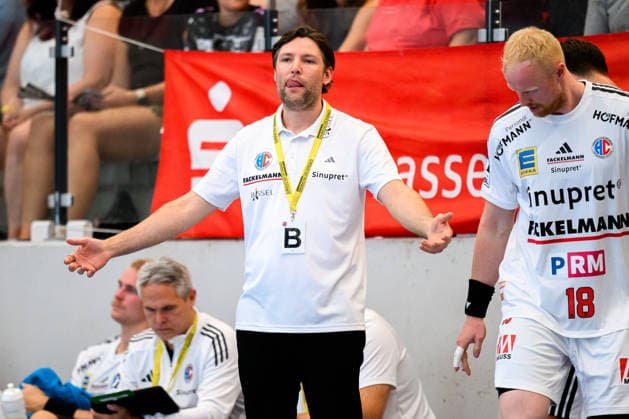 Altensteig: SCup - 26 27 - HC Erlangen - TVB Stuttgart Trainer Johannes Sellin (HC Erlangen) Gestik Geste gestikuliert Altensteig Eichwaldhalle Baden-Württemberg Deutschland