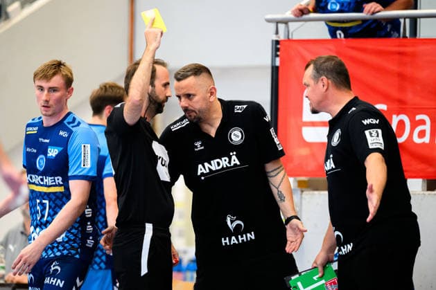 Altensteig: SCup - 26 27 - HC Erlangen - TVB Stuttgart Schiedsrichter Manuel Lier, Co-Trainer Danijel Grgic (Stuttgart), Trainer Misha Kaufmann (Stuttgart) Altensteig Eichwaldhalle Baden-Württemberg Deutschland