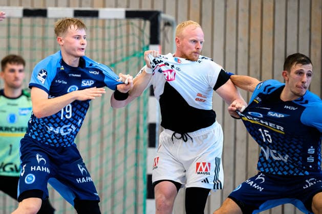 Altensteig: SCup - 26 27 - HC Erlangen - TVB Stuttgart Linus Schmid (Stuttgart), Sebastian Firnhaber (HC Erlangen), Simone Mengon (Stuttgart) Altensteig Eichwaldhalle Baden-Württemberg Deutschland