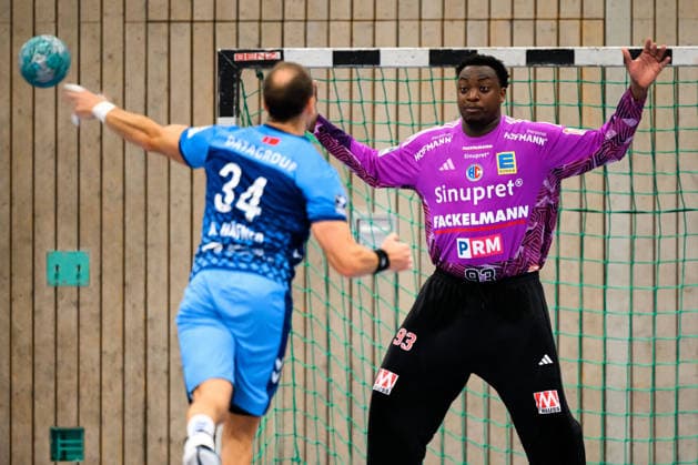 Altensteig: SCup - 26 27 - HC Erlangen - TVB Stuttgart Kai Häfner Haefner (Stuttgart), Torhueter Rubens Pierre (HC Erlangen) Altensteig Eichwaldhalle Baden-Württemberg Deutschland