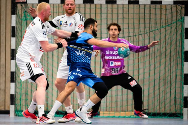 Altensteig: SCup - 26 27 - HC Erlangen - TVB Stuttgart v. li. im Zweikampf Sebastian Firnhaber (HC Erlangen) und Mohamed Darmoul (Stuttgart) Altensteig Eichwaldhalle Baden-Württemberg Deutschland