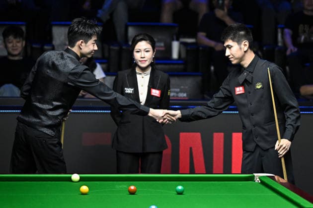 TAIYUAN, CHINA - AUGUST 08: Yao Pengcheng (R) of China shakes hands with Wu Yize of China following the first round match on day 1 of the 2026 World Snooker Tour China Open at Taiyuan Binhe Sports Center on August 8, 2026 in Taiyuan, Shanxi Province of China.  Copyright: xChinaxNewsxServicex 111658929534