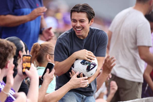 August 8, 2026, Orlando, Florida, USA: A fan catches a ball during a Leagues Cup Match between Leon and Orlando City SC. Orlando City SC hosted Leon in a Leagues Cup march at Inter.Co Stadium in Orlando, FL. Orlando USA - ZUMAm299 20260808_znp_m299_011 Copyright: xTaylorxMcFeex