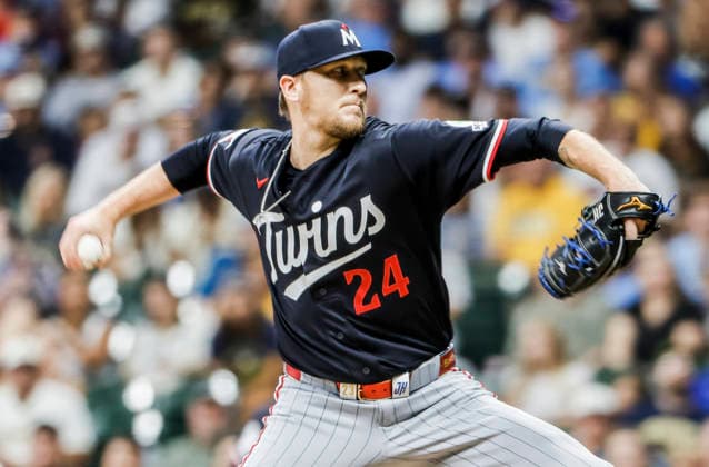 Minnesota Twins relief pitcher Jeff Hoffman throws in the eighth inning of the MLB, Baseball Herren, USA game between the Minnesota Twins and the Milwaukee Brewers at American Family Field in Milwaukee, Wisconsin on Saturday, August 8, 2026. The Brewers defeated the Twins 4-3.  MIL20260808839 TANNENxMAURY