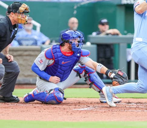 AUG 08, 2026: Chicago Cubs catcher Carson Kelly (15) catches a pitch from Chicago Cubs starting pitcher Clay Holmes (25) against the Kansas City Royals at Kauffman Stadium Kansas City, MO. CSM MLB, Baseball Herren, USA 2026: Cubs Vs Royals Aug 8th  - ZUMAc04_ 20260808_zma_c04_392 Copyright: xRomanxPunox