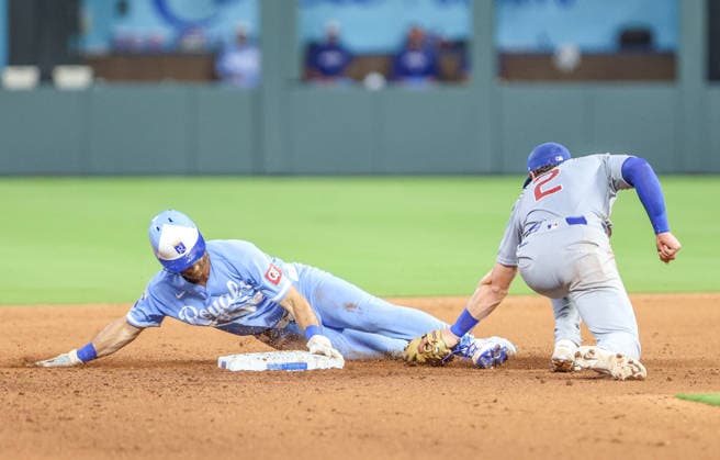 AUG 08, 2026: Kansas City Royals outfielder John Rave (16) steals second base in the 8th inning against the Chicago Cubs at Kauffman Stadium Kansas City, MO. CSM Kansas City United States - ZUMAc04_ 20260808_zma_c04_382 Copyright: xRomanxPunox