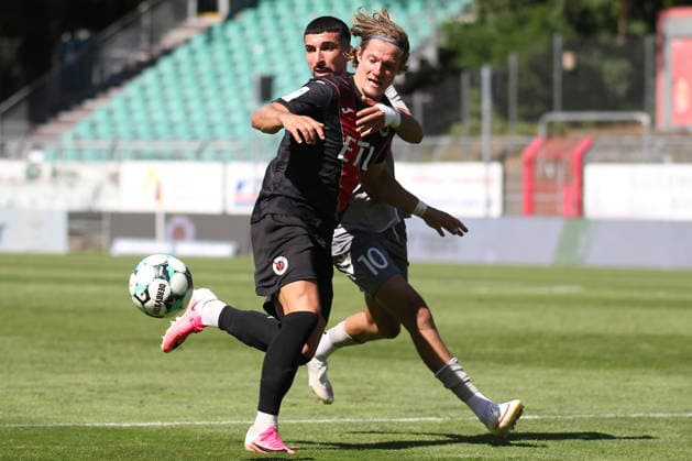 08.08.2026, xsefx, Fußball, FC Viktoria Köln SSV Jahn Regensburg, 3.Liga, Sportpark Höhenberg, 1. Spieltag, Saison 2026 2027: Tobias Eisenhuth (FC Viktoria Koeln 06) im Zweikampf gegen Nassim Boujellab (Jahn Regensburg 10) DFB regulations prohibit any use of photographs as image sequences and or quasi-video. Nordrhein-Westfalen Deutschland