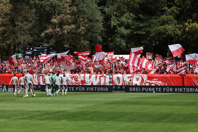 Sport Bilder des Tages #2 08.08.2026, xsefx, Fußball, FC Viktoria Köln SSV Jahn Regensburg, 3.Liga, Sportpark Höhenberg, 1. Spieltag, Saison 2026 2027: Choreografie Choreo Gästefans Auswärtsblock Mannschaft SSV Jahn Regensburg begrüßen Fans vor dem Spiel DFB regulations prohibit any use of photographs as image sequences and or quasi-video. Nordrhein-Westfalen Deutschland