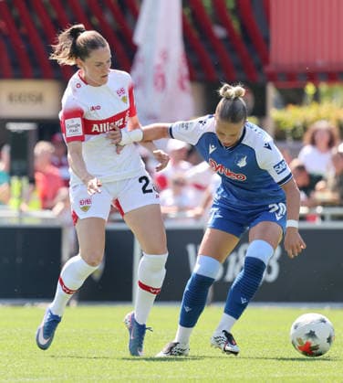 Stuttgart , VfB Stuttgart Saisoneröffnung VfB Stuttgart Frauen vs. TSG 1899 Hoffenheim Frauen , von links: Reena Wichmann ( VfB ) Laura Gloning ( Hoff )