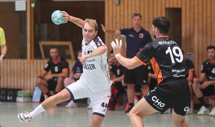 Handball, Testspiel, SG BBM Bietigheim - Kadetten Schaffhausen Bönnigheim , Handball SG BBM Bietigheim vs. Kadetten Schaffhausen , von links: Mathias Larson ( BBM ) Zoran Markovic ( Schaffhausen )