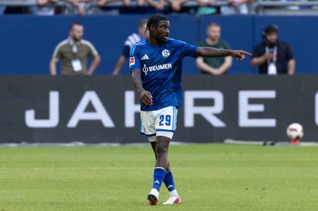 Gelsenkirchen, Germany, 08.08.26, Junior Dina Ebimbe (FC Schalke 04) gestikuliert waehrend des Testspiels zwischen FC Schalke 04 - Atalanta Bergamo in der Veltins Arena in Gelsenkirchen. (Photo by Joachim Bywaletz) DFB DFL REGULATIONS PROHIBIT ANY USE OF PHOTOGRAPHS AS IMAGE SEQUENCES AND OR QUASI-VIDEO. Copyright: JoachimxBywaletz xJB-Sportfoto
