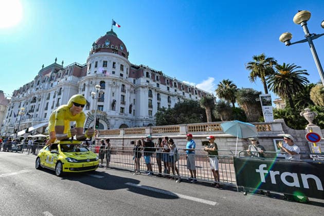 Ici, la caravane du Tour et le véhicule publicitaire du Crédit Lyonnais - 8ème étape du Tour de France Femmes avec Zwift avec l arrivée à Nice, le 8 août 2026. Les coureuses ont parcouru 172 km entre Sisteron et Nice et c est la Néerlandaise, championne d Europe, D.Vollering qui franchit la ligne d’arrivée en premier et reprend le maillot jaune à la Polonaise K.Niewiadoma (Canyon-SRAM), avec huit secondes d’avance. A Nice, sur le podium, elle est suivie par l’Italienne Elisa Longo Borghini et K.Niewiadoma. Bruno Bebert Bestimage The publicity caravan for Stage 8 of the Tour de France Femmes avec Zwift, finishing in Nice on August 8, 2026. The riders covered 172 km between Sisteron and Nice; Dutch rider and European champion D.Vollering crossed the finish line first, reclaiming the yellow jersey from Poland’s K.Niewiadoma (Canyon-SRAM) with an eight-second lead. On the podium in Nice, she was joined by Italy’s E.Longo Borghini and K.Niewiadoma. Nice France Copyright: xBrunoxBebertx xBestimagexBrunoxBebertx xBestimagex
