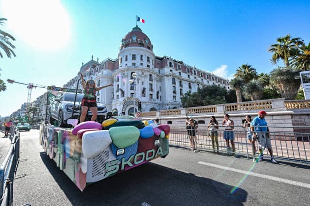 Ici, la caravane du Tour et le véhicule publicitaire Skoda - 8ème étape du Tour de France Femmes avec Zwift avec l arrivée à Nice, le 8 août 2026. Les coureuses ont parcouru 172 km entre Sisteron et Nice et c est la Néerlandaise, championne d Europe, D.Vollering qui franchit la ligne d’arrivée en premier et reprend le maillot jaune à la Polonaise K.Niewiadoma (Canyon-SRAM), avec huit secondes d’avance. A Nice, sur le podium, elle est suivie par l’Italienne Elisa Longo Borghini et K.Niewiadoma. Bruno Bebert Bestimage The publicity caravan for Stage 8 of the Tour de France Femmes avec Zwift, finishing in Nice on August 8, 2026. The riders covered 172 km between Sisteron and Nice; Dutch rider and European champion D.Vollering crossed the finish line first, reclaiming the yellow jersey from Poland’s K.Niewiadoma (Canyon-SRAM) with an eight-second lead. On the podium in Nice, she was joined by Italy’s E.Longo Borghini and K.Niewiadoma. Nice France Copyright: xBrunoxBebertx xBestimagexBrunoxBebertx xBestimagex