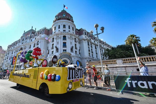 Ici, la caravane du Tour et le véhicule publicitaire M & M s - 8ème étape du Tour de France Femmes avec Zwift avec l arrivée à Nice, le 8 août 2026. Les coureuses ont parcouru 172 km entre Sisteron et Nice et c est la Néerlandaise, championne d Europe, D.Vollering qui franchit la ligne d’arrivée en premier et reprend le maillot jaune à la Polonaise K.Niewiadoma (Canyon-SRAM), avec huit secondes d’avance. A Nice, sur le podium, elle est suivie par l’Italienne Elisa Longo Borghini et K.Niewiadoma. Bruno Bebert Bestimage The publicity caravan for Stage 8 of the Tour de France Femmes avec Zwift, finishing in Nice on August 8, 2026. The riders covered 172 km between Sisteron and Nice; Dutch rider and European champion D.Vollering crossed the finish line first, reclaiming the yellow jersey from Poland’s K.Niewiadoma (Canyon-SRAM) with an eight-second lead. On the podium in Nice, she was joined by Italy’s E.Longo Borghini and K.Niewiadoma. Nice France Copyright: xBrunoxBebertx xBestimagexBrunoxBebertx xBestimagex