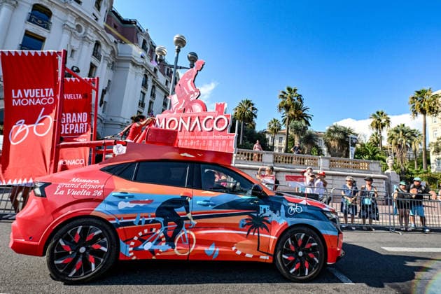 Ici, la caravane du Tour et le véhicule publicitaire au couleurs de la Vuelta, le tour cycliste d Espagne qui prendra le départ de Monaco le 26 août - 8ème étape du Tour de France Femmes avec Zwift avec l arrivée à Nice, le 8 août 2026. Les coureuses ont parcouru 172 km entre Sisteron et Nice et c est la Néerlandaise, championne d Europe, D.Vollering qui franchit la ligne d’arrivée en premier et reprend le maillot jaune à la Polonaise K.Niewiadoma (Canyon-SRAM), avec huit secondes d’avance. A Nice, sur le podium, elle est suivie par l’Italienne Elisa Longo Borghini et K.Niewiadoma. Bruno Bebert Bestimage The publicity caravan for Stage 8 of the Tour de France Femmes avec Zwift, finishing in Nice on August 8, 2026. The riders covered 172 km between Sisteron and Nice; Dutch rider and European champion D.Vollering crossed the finish line first, reclaiming the yellow jersey from Poland’s K.Niewiadoma (Canyon-SRAM) with an eight-second lead. On the podium in Nice, she was joined by Italy’s E.Longo Borghini and K.Niewiadoma. Nice France Copyright: xBrunoxBebertx xBestimagexBrunoxBebertx xBestimagex