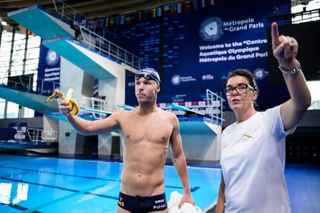 260809 Victor Johansson of Sweden eating a banana and head coach Martina Aronsson at a swimming training session during day ten of the 2026 European Aquatics Championships on August 9, 2026 in Saint-Denis. Photo: Joel Marklund BILDBYRAN kod JM JM0836 bbeng simning swimming svomming 2026 european aquatics championships em träning training practice Sverige Sweden banan Copyright: JOELxMARKLUND BB260809JM029