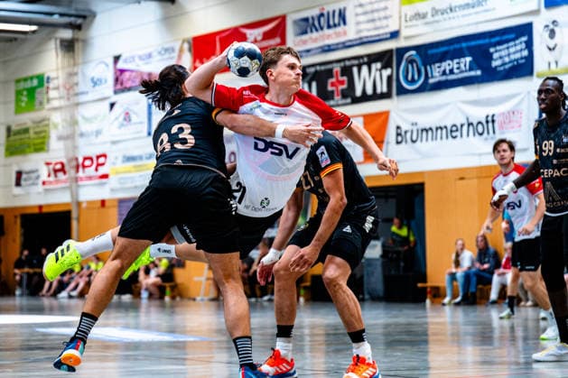09.08.2026, xdobgx, Handball Heide-Cup 2026, HOJ Elite - Provence Aix v.l. Lucas De La Breteche (PAUC Handball, 83) Marius Norsoller (HoJ Elite, 21) beim Wurf, in action, throwing Schneverdingen