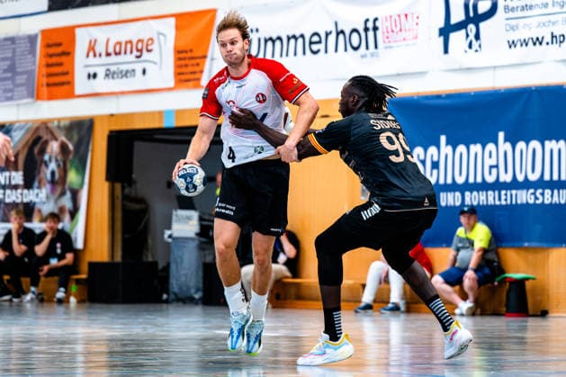 09.08.2026, xdobgx, Handball Heide-Cup 2026, HOJ Elite - Provence Aix v.l. Lauge Hemmingsen (HoJ Elite, 4) am Ball, plays the ball, Mouhamadou Sidibe (PAUC Handball, 99) Zweikampf, Duell, Kampf, tackle Schneverdingen