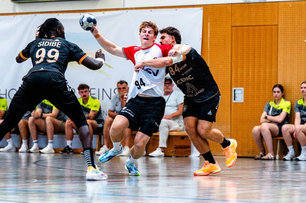 09.08.2026, xdobgx, Handball Heide-Cup 2026, HOJ Elite - Provence Aix v.l. Mouhamadou Sidibe (PAUC Handball, 99), Mads Bogh (HoJ Elite, 94) am Ball, plays the ball, Aymeric Zaepfel (PAUC Handball, 84) Zweikampf, Duell, Kampf, tackle Schneverdingen
