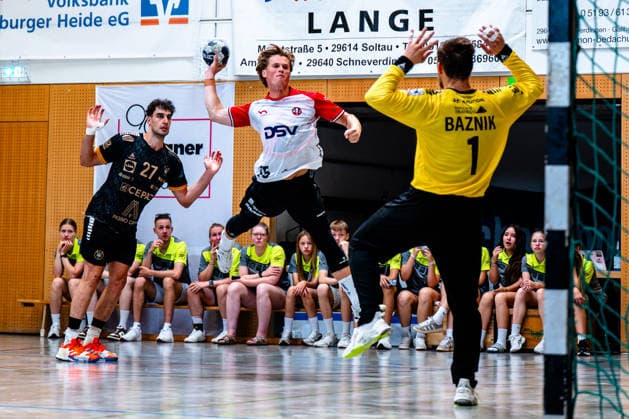 09.08.2026, xdobgx, Handball Heide-Cup 2026, HOJ Elite - Provence Aix v.l. Nikoloz Kalandadze (PAUC Handball, 27), Lukas Karlskov (HoJ Elite, 15) beim Wurf, in action, throwing, Joze Baznik (PAUC Handball, 1) Schneverdingen