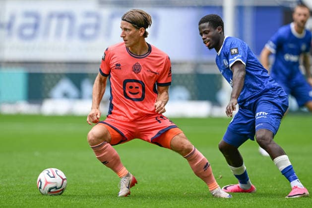 260809 AA Gent vs KV Mechelen Dennis Praet (26) of KV Mechelen and Leonardo Lopes Da Silva (22) of AA Gent pictured during the Jupiler Pro League season 2026 - 2027 matchday 1 game between AA Gent and KV Mechelen on August 9 , 2026 in Gent, Belgium. (Photo by David Catry Isosport) Gent Belgium  Copyright: xDavidxCatryx 20260809DC2_8544