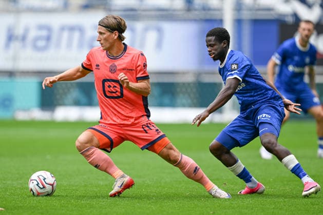 260809 AA Gent vs KV Mechelen Dennis Praet (26) of KV Mechelen and Leonardo Lopes Da Silva (22) of AA Gent pictured during the Jupiler Pro League season 2026 - 2027 matchday 1 game between AA Gent and KV Mechelen on August 9 , 2026 in Gent, Belgium. (Photo by David Catry Isosport) Gent Belgium  Copyright: xDavidxCatryx 20260809DC2_8546