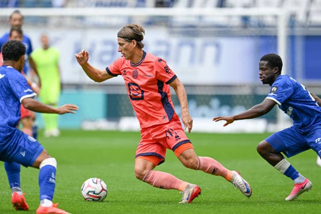 260809 AA Gent vs KV Mechelen Dennis Praet (26) of KV Mechelen and Leonardo Lopes Da Silva (22) of AA Gent pictured during the Jupiler Pro League season 2026 - 2027 matchday 1 game between AA Gent and KV Mechelen on August 9 , 2026 in Gent, Belgium. (Photo by David Catry Isosport) Gent Belgium  Copyright: xDavidxCatryx 20260809DC2_8548