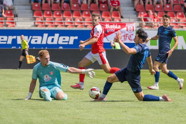 Torwart Luca Bendel (HFC, 32), Domenico Alberico (CFC, 10), Hallescher FC vs. Chemnitzer FC, Fussball, Regionalliga Nordost, 4. Spieltag, Saison 2026 27, 09.08.2026 Halle Leuna Chemie Stadion ST Deutschland