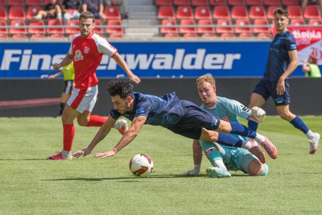 Torwart Luca Bendel (HFC, 32), Domenico Alberico (CFC, 10), Hallescher FC vs. Chemnitzer FC, Fussball, Regionalliga Nordost, 4. Spieltag, Saison 2026 27, 09.08.2026 Halle Leuna Chemie Stadion ST Deutschland