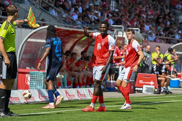 Fußball I Herren I Saison 2026-2027 I Regionalliga I 4. Spieltag I Hallescher FC - Chemnitzer FC I 09.08.2026 Bocar Baro (9, Hallescher FC) (2.v.r.) hadert mit einer Entscheidung des Linienrichters Halle (Saale) Leuna-Chemie-Stadion Sachsen-Anhalt Deutschland Copyright: xLobeca InesxHähnelx