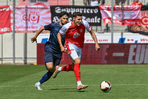 Fußball I Herren I Saison 2026-2027 I Regionalliga I 4. Spieltag I Hallescher FC - Chemnitzer FC I 09.08.2026 Spielszene Dennis Slamar (21, Chemnitzer FC) verfolgt den ballführenden Niklas Landgraf (31, Hallescher FC) Halle (Saale) Leuna-Chemie-Stadion Sachsen-Anhalt Deutschland Copyright: xLobeca InesxHähnelx