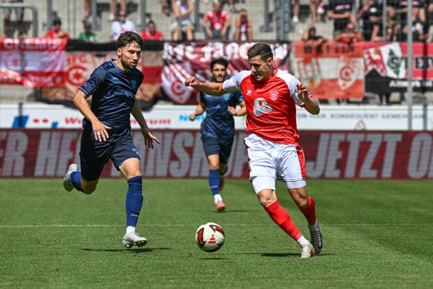 Fußball I Herren I Saison 2026-2027 I Regionalliga I 4. Spieltag I Hallescher FC - Chemnitzer FC I 09.08.2026 Spielszene Dennis Slamar (21, Chemnitzer FC), Niklas Landgraf (31, Hallescher FC) kämpfen um den Ball Halle (Saale) Leuna-Chemie-Stadion Sachsen-Anhalt Deutschland Copyright: xLobeca InesxHähnelx