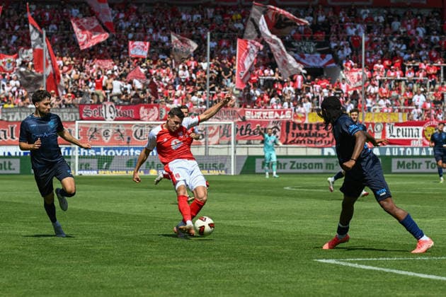 Fußball I Herren I Saison 2026-2027 I Regionalliga I 4. Spieltag I Hallescher FC - Chemnitzer FC I 09.08.2026 Niklas Landgraf (31, Hallescher FC) (M.) mit einer Hereingabe Halle (Saale) Leuna-Chemie-Stadion Sachsen-Anhalt Deutschland Copyright: xLobeca InesxHähnelx