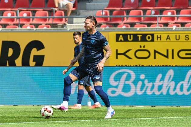Fußball I Herren I Saison 2026-2027 I Regionalliga I 4. Spieltag I Hallescher FC - Chemnitzer FC I 09.08.2026 Jan Löhmannsröben (4, Chemnitzer FC) am Ball Freisteller, Nahaufnahme, Porträt, Portrait, Einzelfoto, Einzelbild, Körper Halle (Saale) Leuna-Chemie-Stadion Sachsen-Anhalt Deutschland Copyright: xLobeca InesxHähnelx