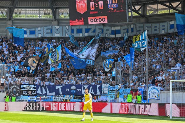Fußball I Herren I Saison 2026-2027 I Regionalliga I 4. Spieltag I Hallescher FC - Chemnitzer FC I 09.08.2026 Chemnitzer Fankurve im Gästeblock Halle (Saale) Leuna-Chemie-Stadion Sachsen-Anhalt Deutschland Copyright: xLobeca InesxHähnelx